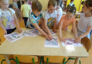 Dzieci układają historyjkę z etapami rozwoju motyla.
